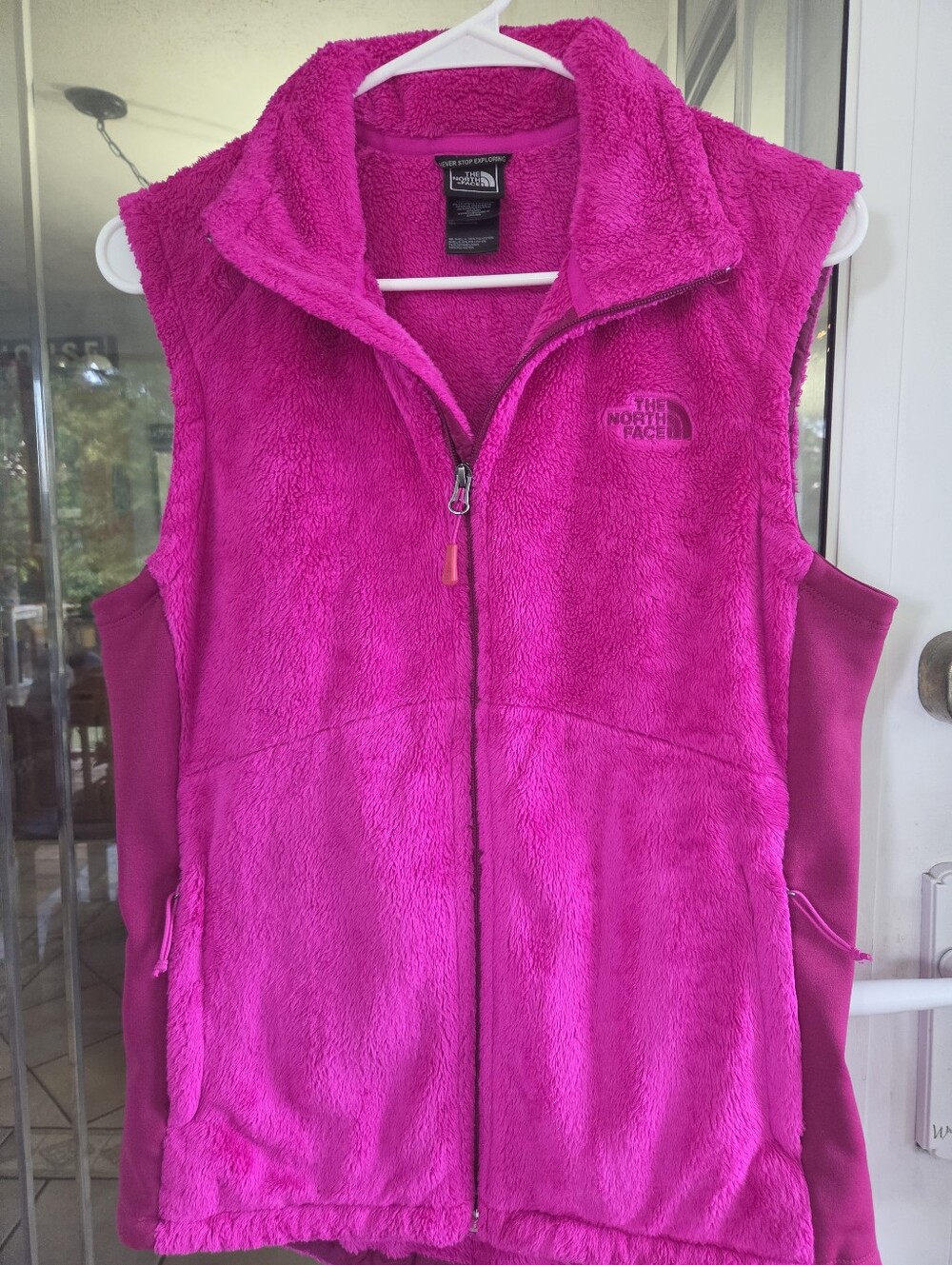 The North Face Osito Women's High Pile Fleece Vest in Hot Pink Fushia. Sz L